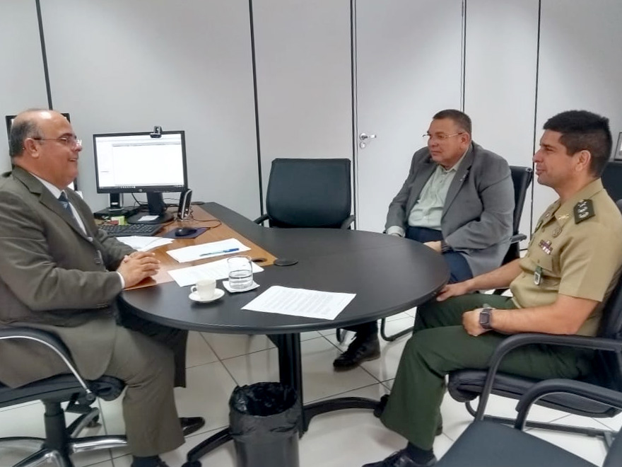 Coronel Gadelha apresentou o novo assessor de relaes institucionais do Comando Militar, coronel Joo Marques. Foto: Ascom 59 BIMtz.