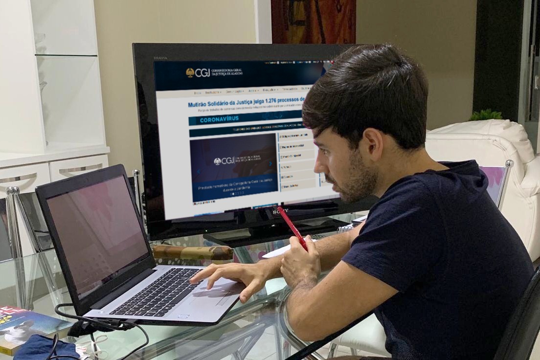 Assessor Tales de Moraes Rodrigues, em teletrabalho. Foto: Arquivo Pessoal