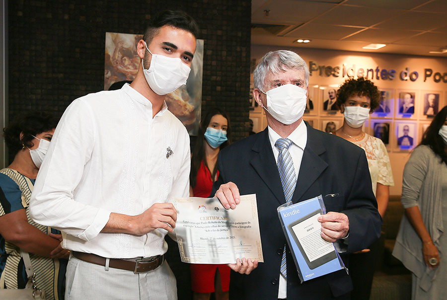 Paulo Roberto recebeu a premiao do presidente Klever Loureiro pelo 3 lugar no concurso fotogrfico. Foto: Caio Loureiro