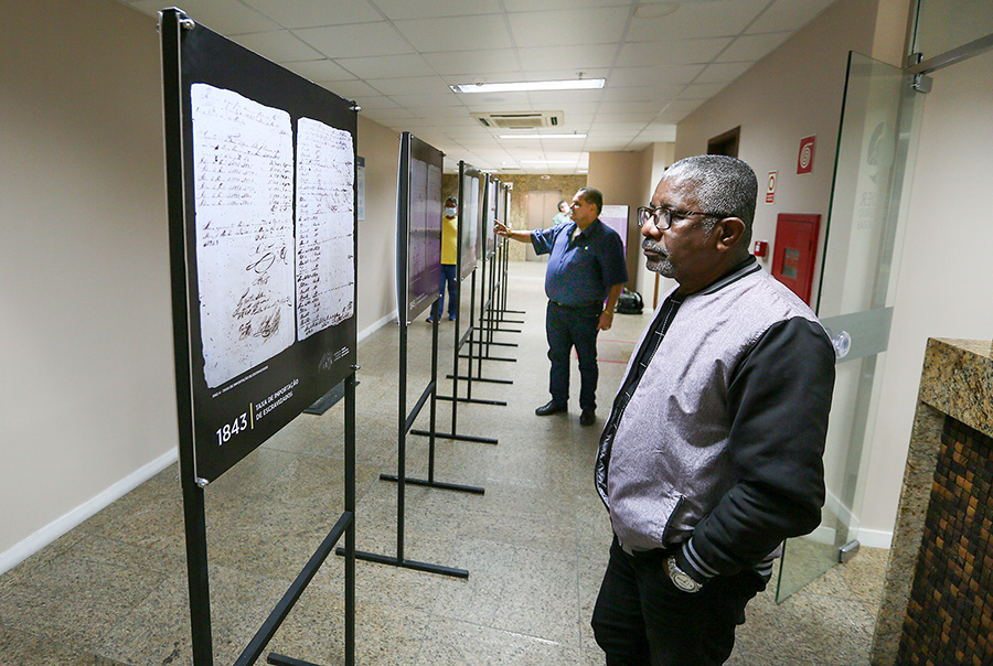 Servidor observa imagem da exposio sobre escravizao.