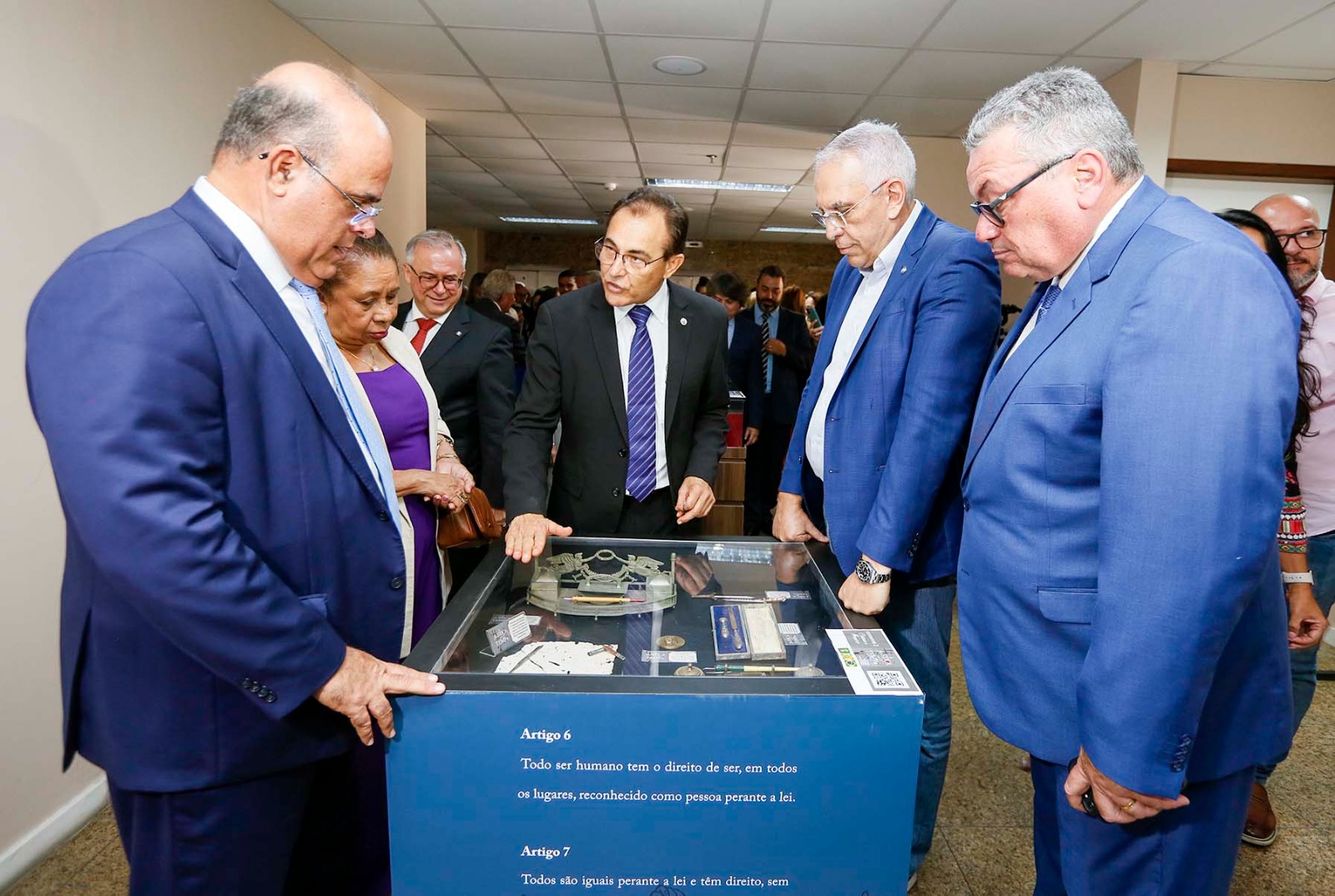 Presidente Fernando Tourinho durante abertura da exposio, no hall do TJAL.
