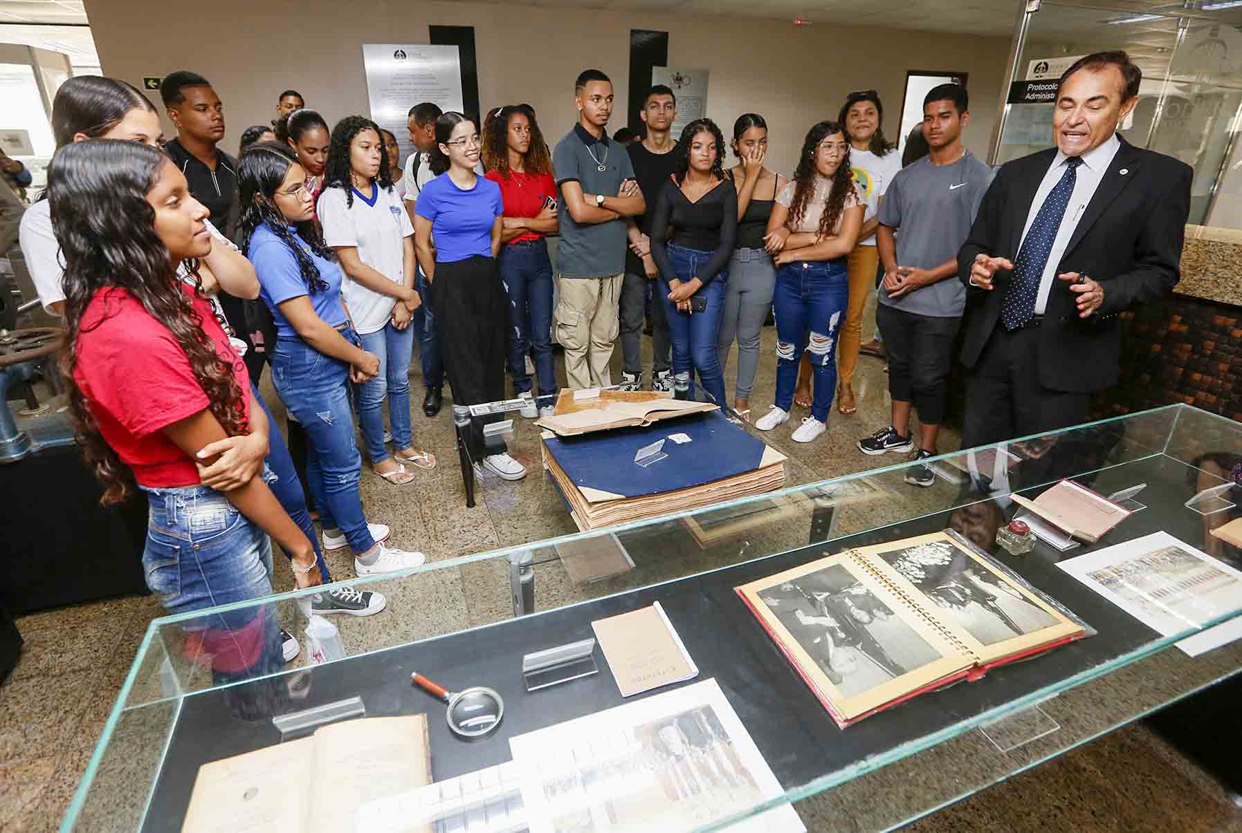 Juiz Claudemiro Avelino fala aos estudantes.