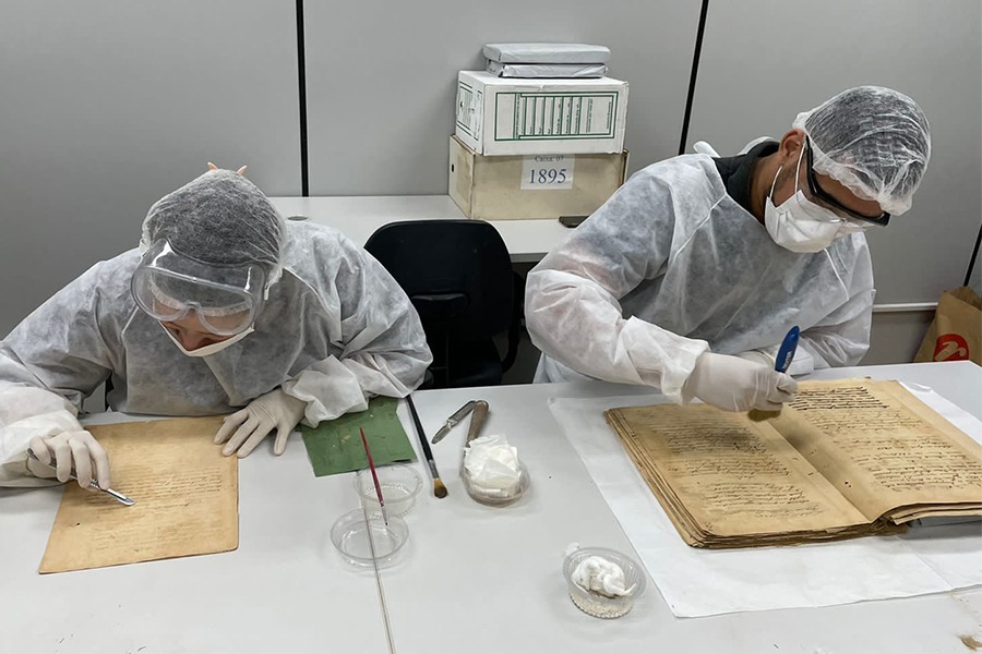 Profissionais trabalham na limpeza e conservao de processos do Arquivo.