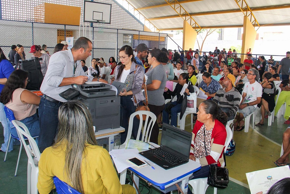 Atendimentos na quadra poliesportiva da Escola Afrnio Lages, em Delmiro. Foto Niel Rodrigues