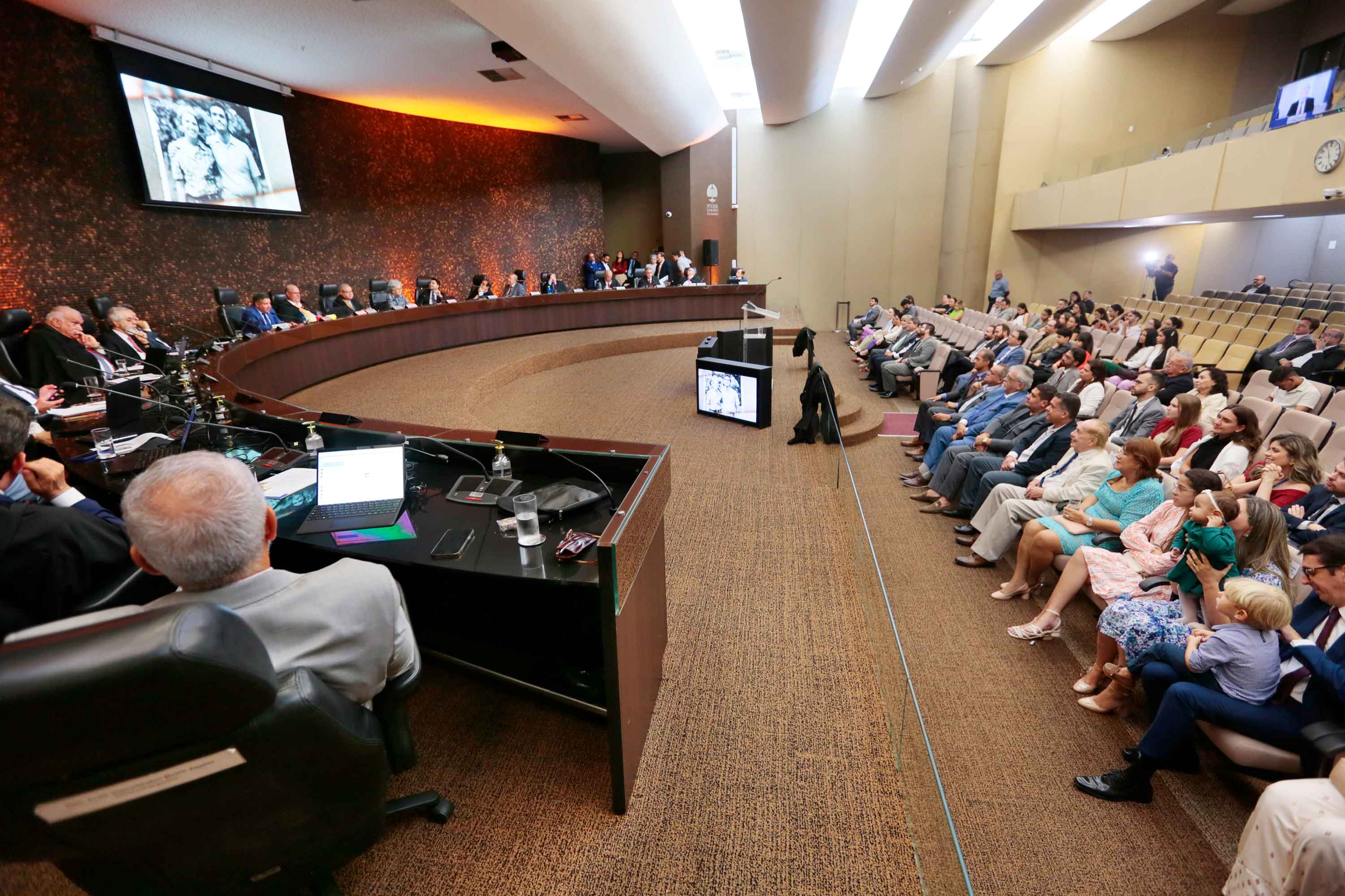 Vdeo em homenagem ao desembargador Jos Carlos Malta foi exibido no Pleno. Foto: Caio Loureiro