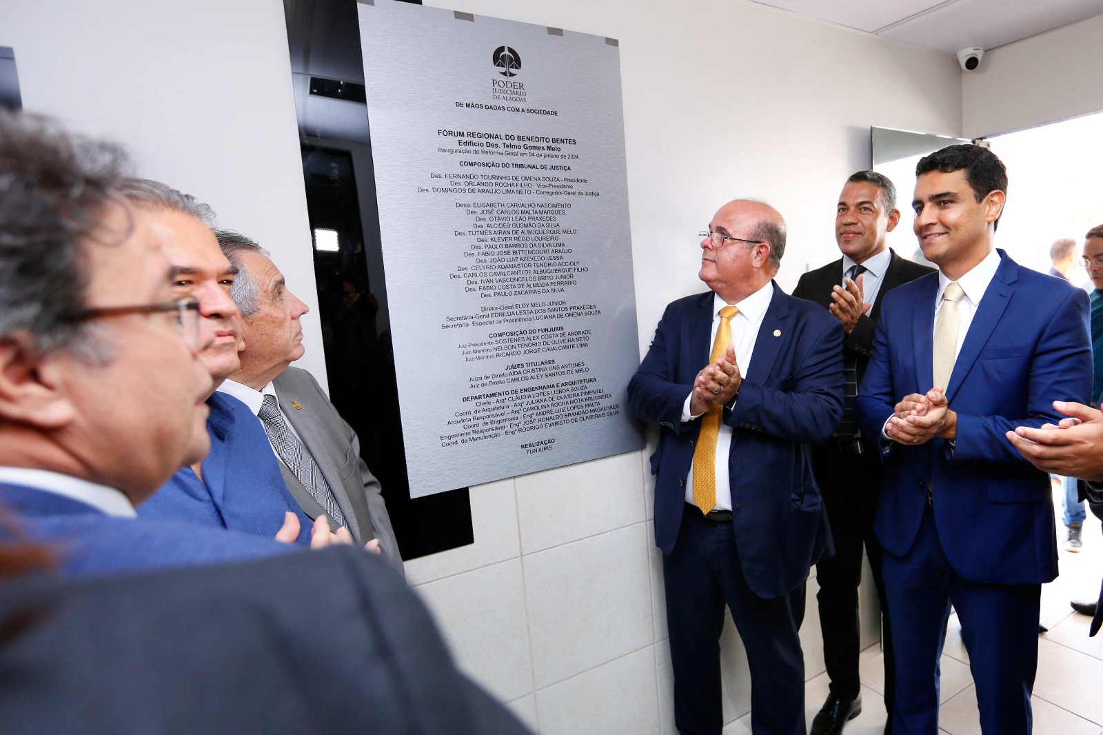 Autoridades descerraram a placa do novo F�rum Regional do Benedito Bentes.