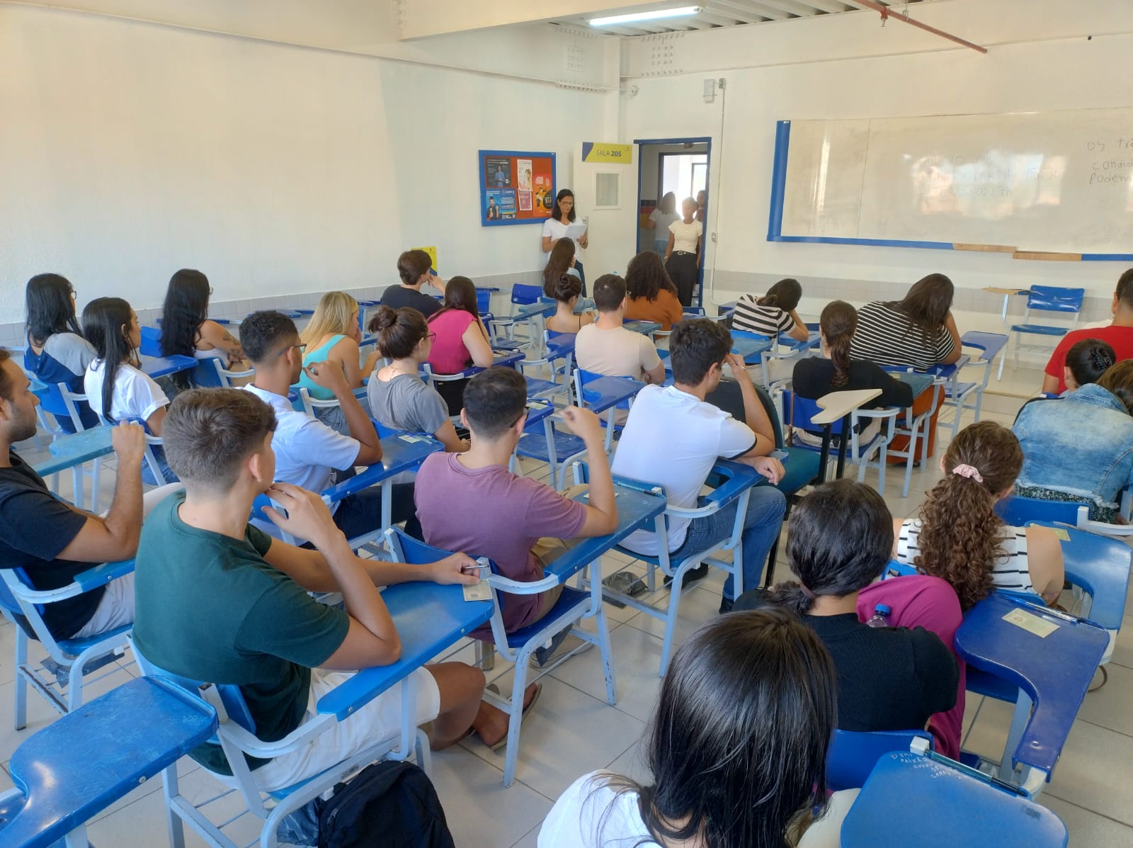 Ao todo, mais de 800 estudantes se inscreveram no processo seletivo. 