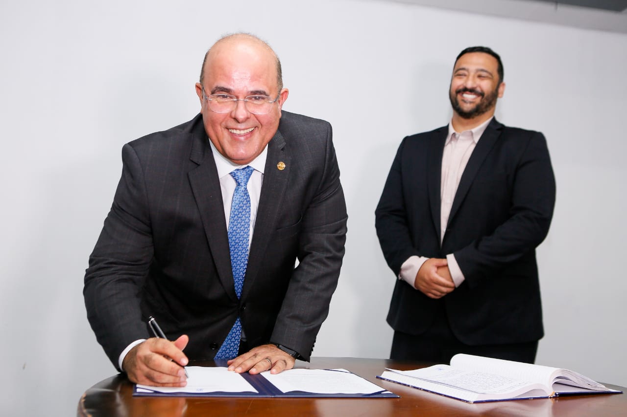 Fernando Tourinho assumiu o governo nesta segunda (13), no Palcio Repblica dos Palmares.