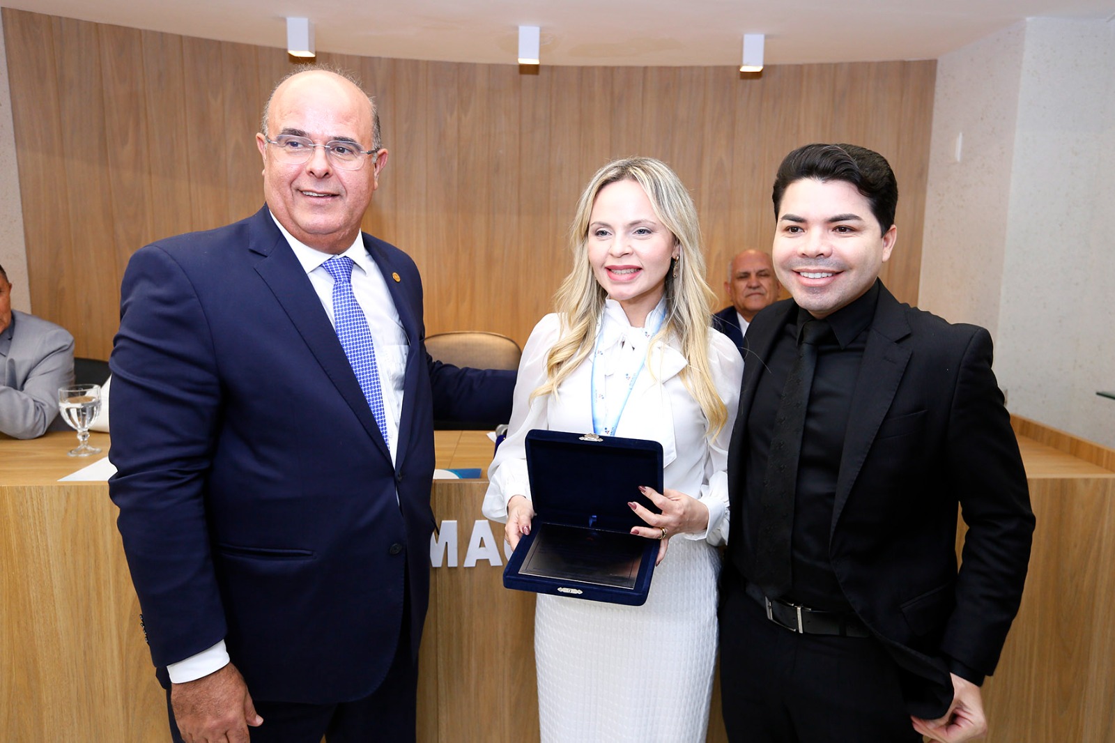 Desembargador Fernando Tourinho e juiz Hlio Pinheiro com a homenageada, juza Lorena Sotto-Mayor.