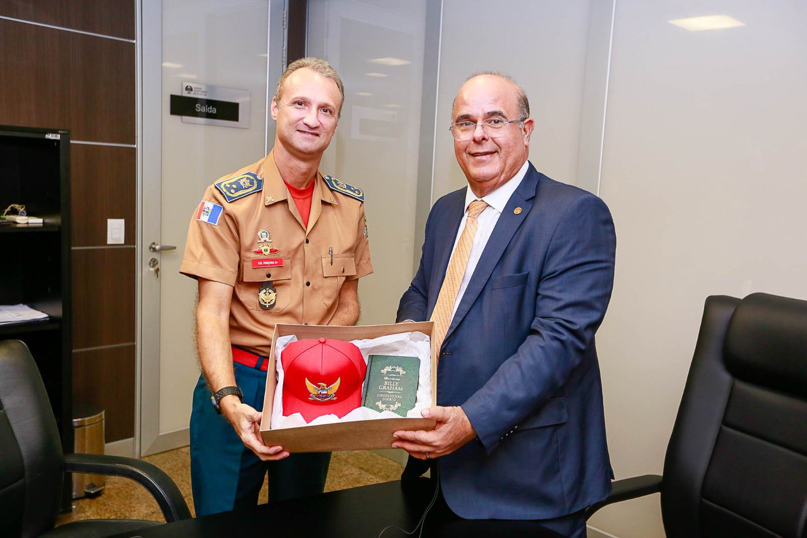 Comandante do CBMAL presenteou o presidente do TJAL. 