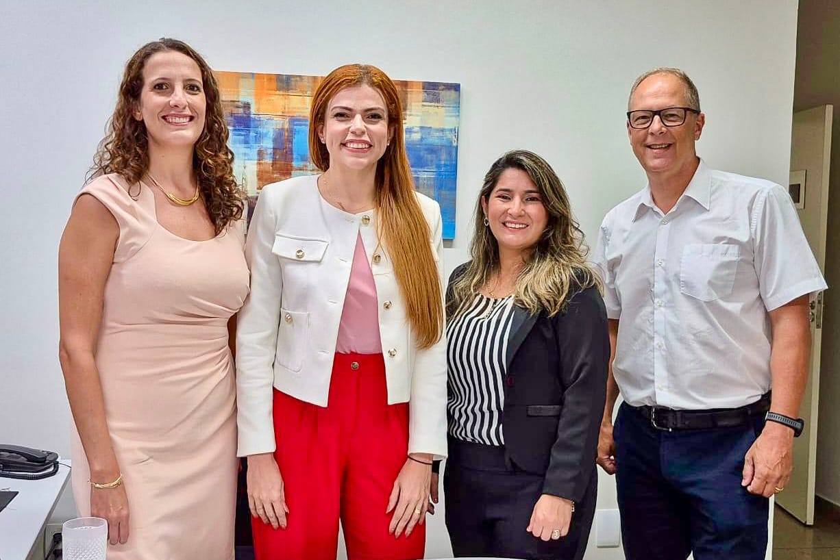 Juza Larrissa Lacerda (blazer branco) com os novos delegatrios.