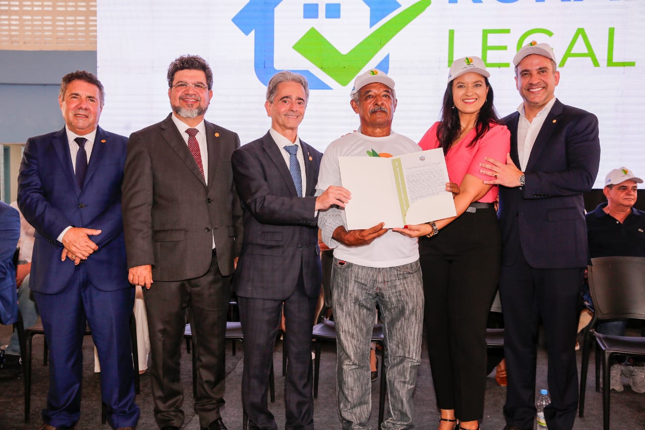 246 agricultores de Delmiro celebram regularização de suas propriedades