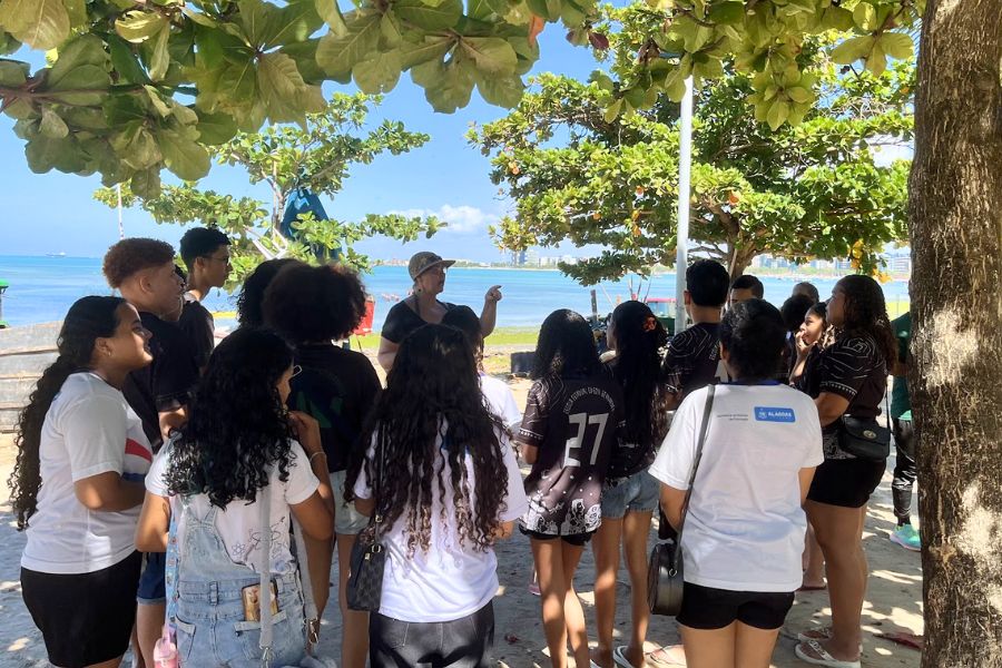 Durante a aula externa a profissional apresentou diversas curiosidades acerca da fauna e da flora encontradas em todo o estado.