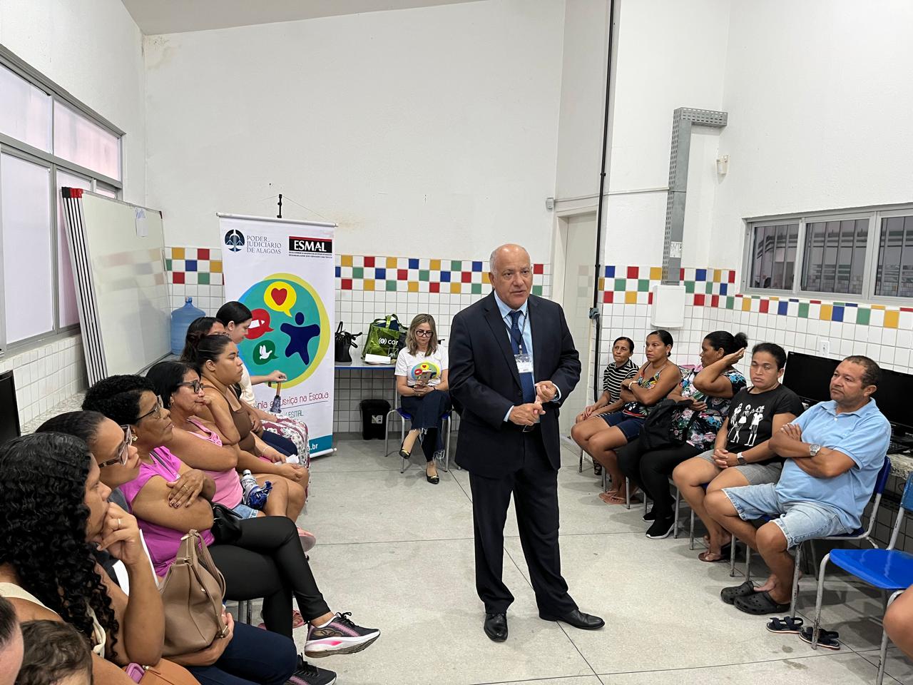 Responsabilidade da família na educação foi tema de palestra do PCJE na Escola Pompeu Sarmento, em encontro com o juiz Luciano Andrade de Souza.