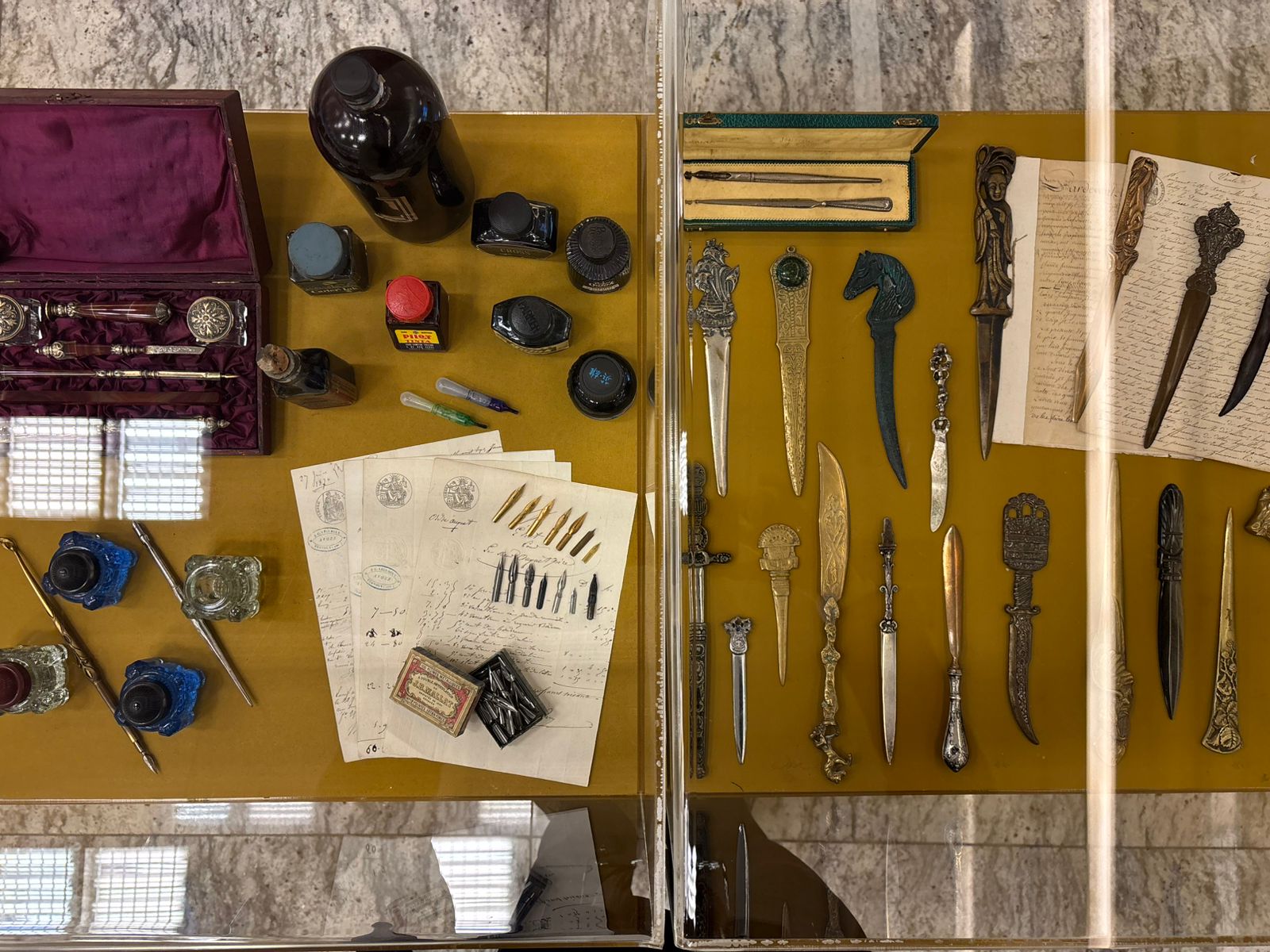 Parte do acervo do CCM exibido na exposição 'Ao correr da pena: a escrita no mundo e no universo judicial'.