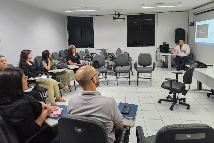 Professor Doutor  Marcos Ehrhardt Júnior ministra a formação.