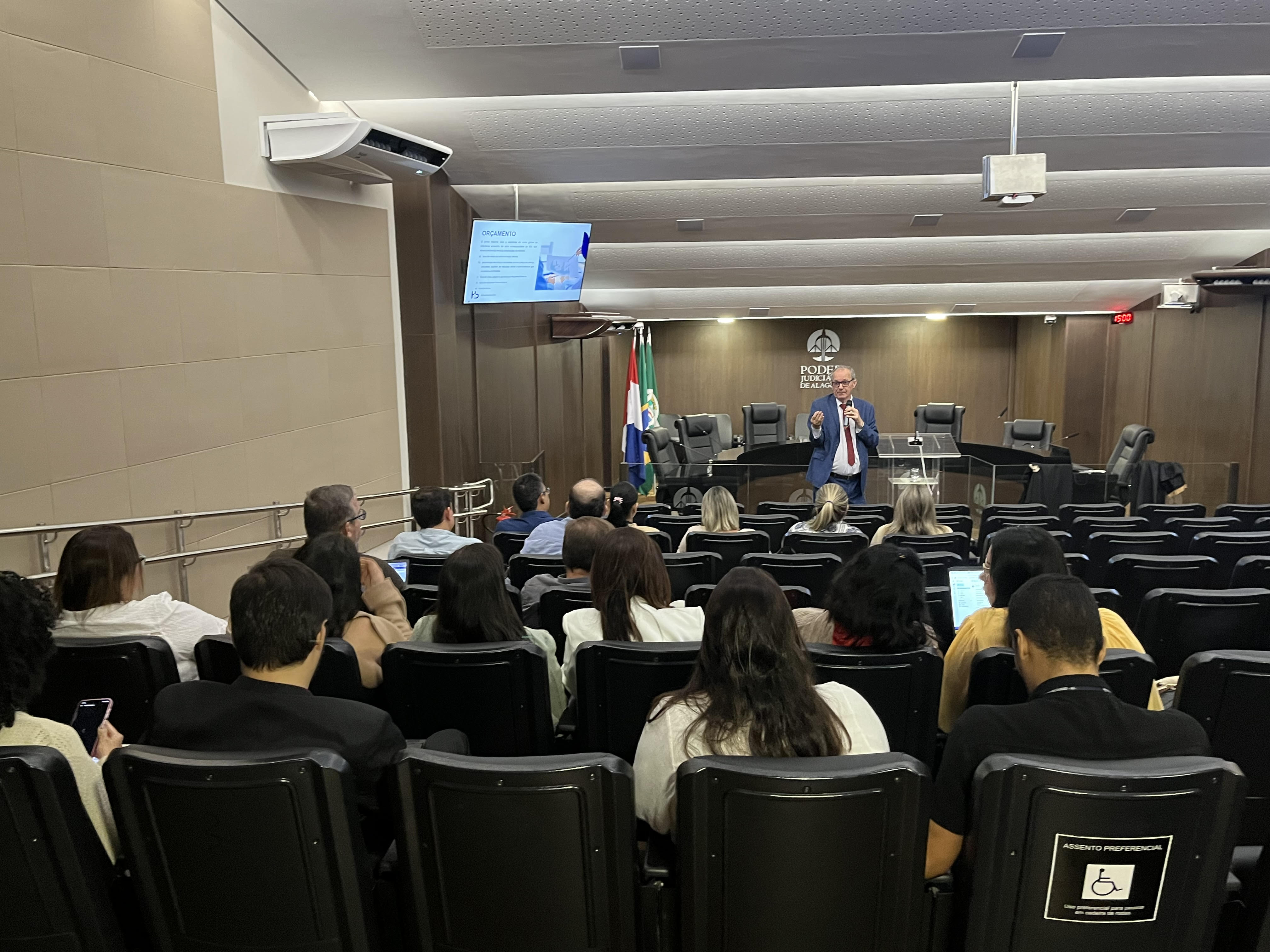 Procurador Hamilton Bonatto reforça integração entre Direito e Engenharia no sistema de justiça, em aula na sede do TJAL.