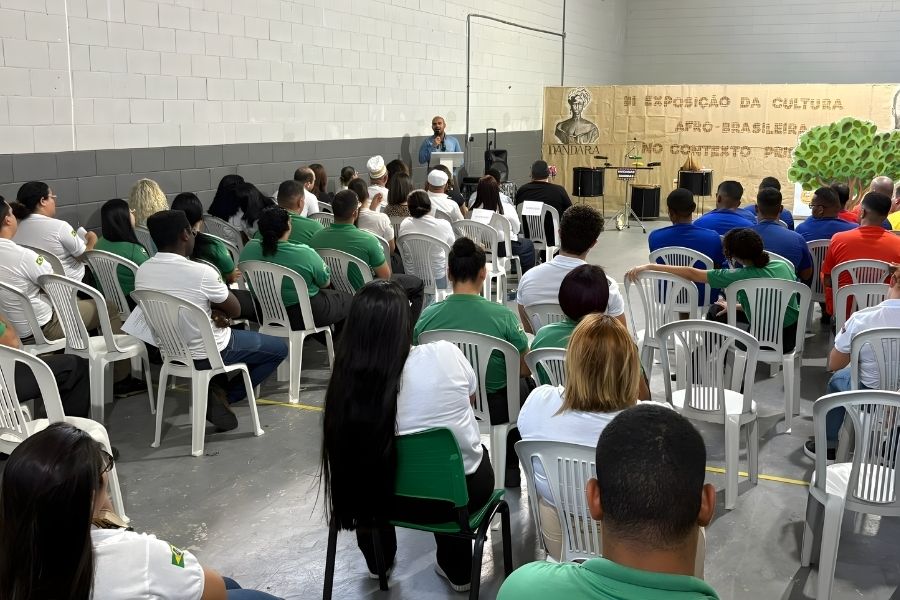 O grupo acompanhou a apresentação de trabalhos produzidos por reeducandos negros.