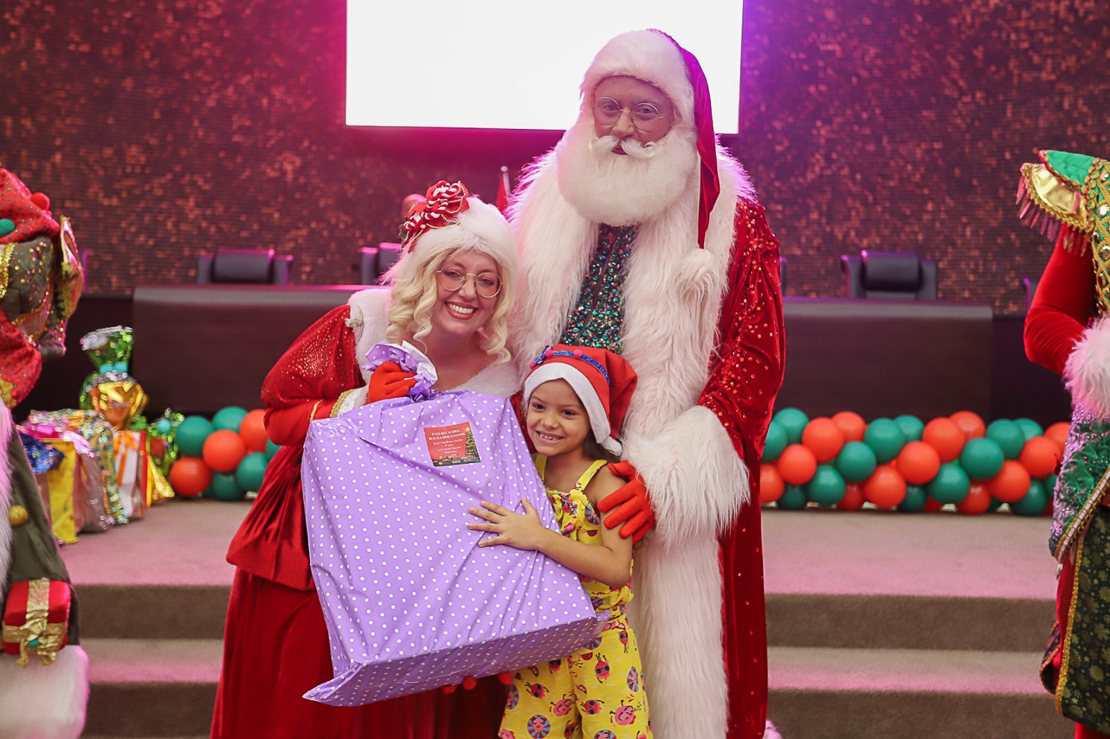 Crianças receberam presentes do Papai e da Mamãe Noel.