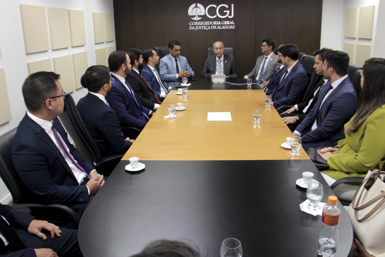 Celyrio Adamastor, em diálogo com os novos magistrados do TJAL. Foto