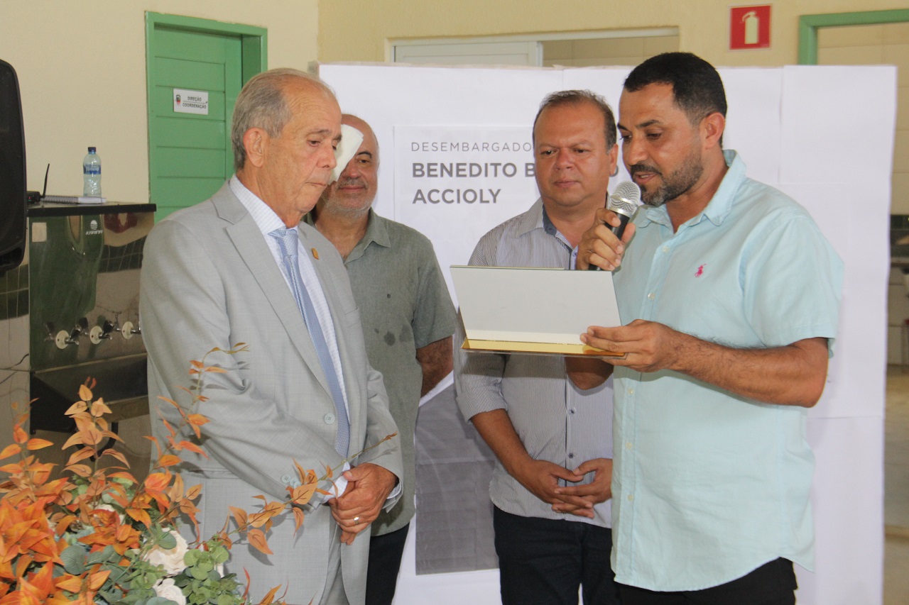 Celyrio Adamastor recebendo homenagem da direção da escola. Foto