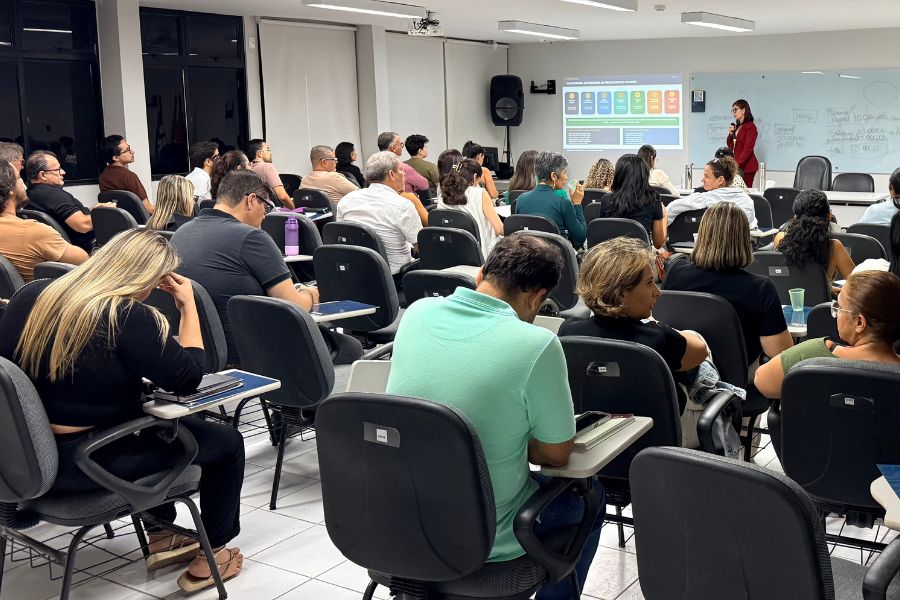 Servidores participam do curso sobre retenção tributária em precatórios e RPVs na sede da Esmal, em Maceió.