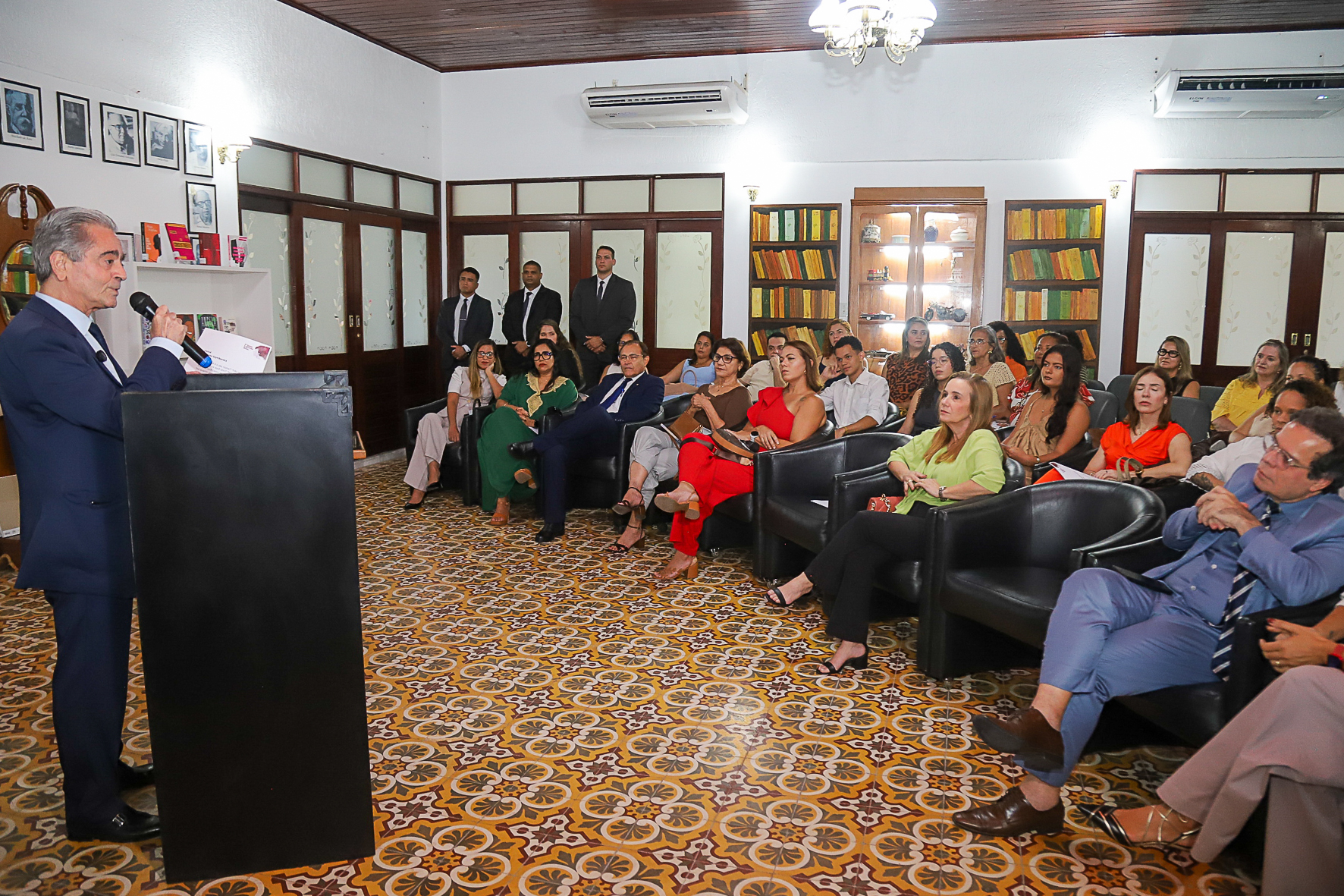 No sarau houve  declamações, pelo público, de poemas escritos por mulheres, música com Lara Melo e pintura ao vivo em aquarela, por Yara Pão.