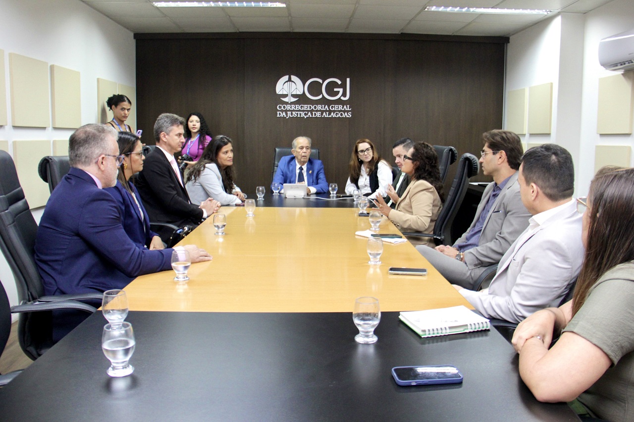 Desembargador Celyrio Adamastor, em diálogo com representantes do Estado e da classe dos notários e registradores. Foto