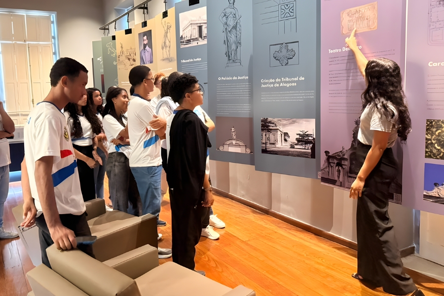 Estudantes da Escola Estadual Edmilson Pontes conhecem o CCM do TJAL.