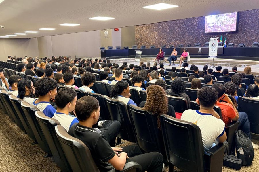 Debate no TJAL reúne estudantes para discutir desafios e oportunidades para as mulheres nas profissões.