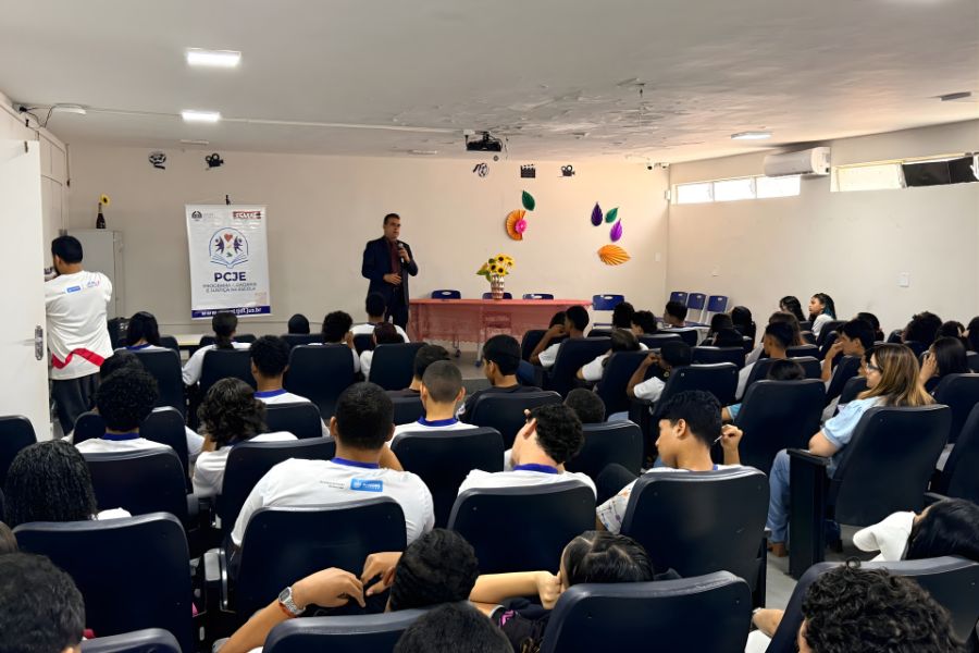 Juiz André Gêda destacou as implicações legais do bullying e a responsabilidade coletiva no combate à prática.