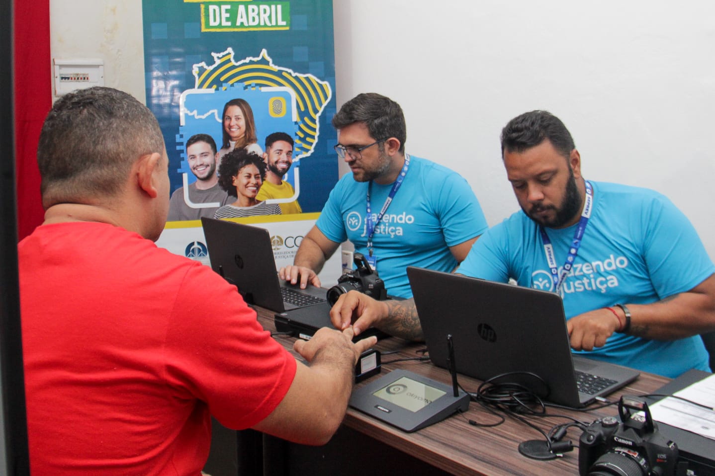 Coleta de impressões digitais para emissão de Carteira de Identidade Nacional. Foto