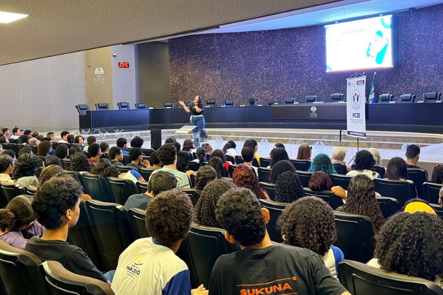 Estudantes da rede pública participam de palestra sobre a inclusão de pessoas com autismo