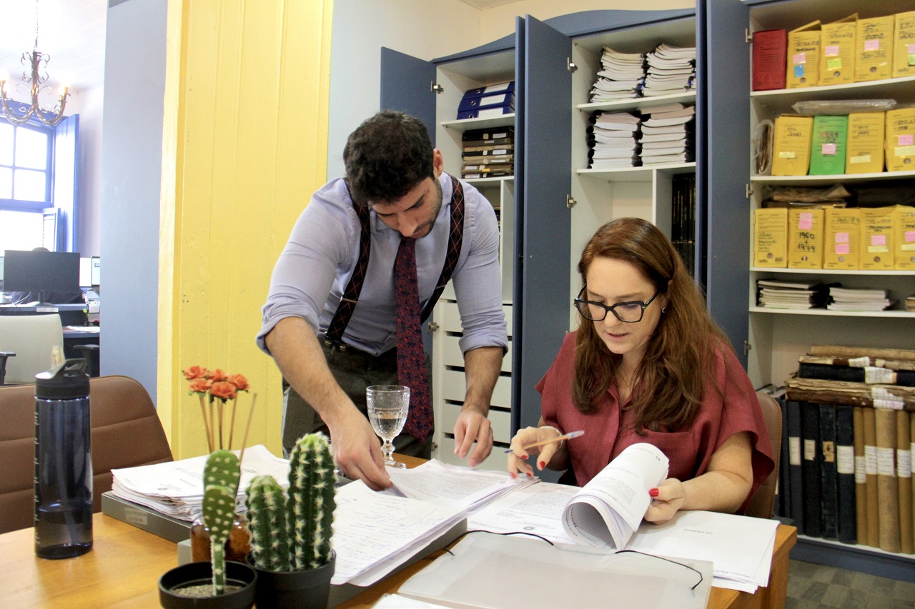 Juíza Laila Kerckhoff confere documentos com o delegatário Vinícius Buzanello. Foto