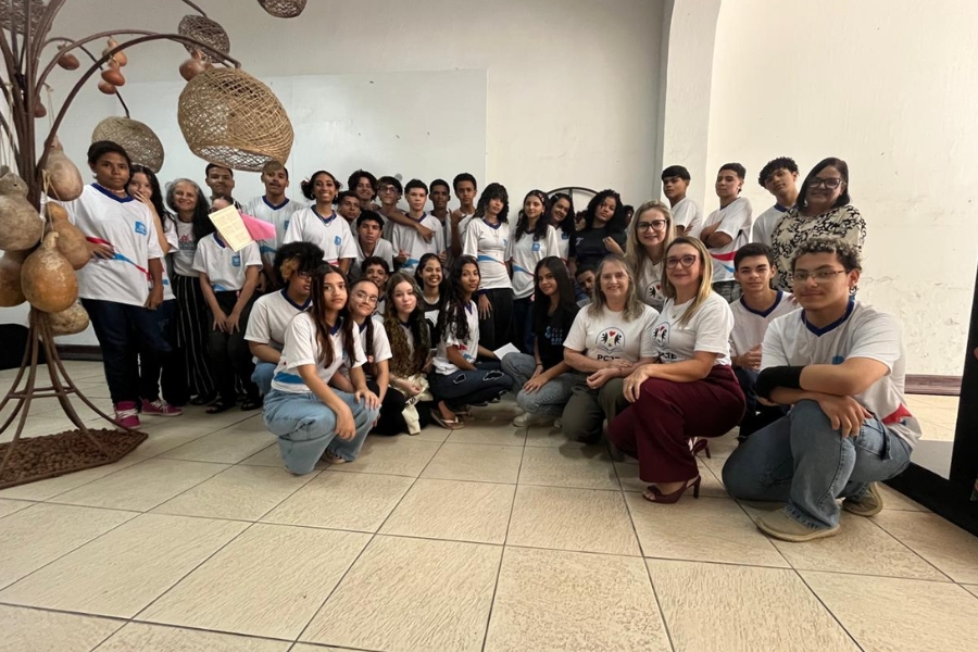 Estudantes da Escola Princesa Isabel participam de atividade educativa na Biblioteca Graciliano Ramos, com foco em cidadania e preservação do patrimônio público.