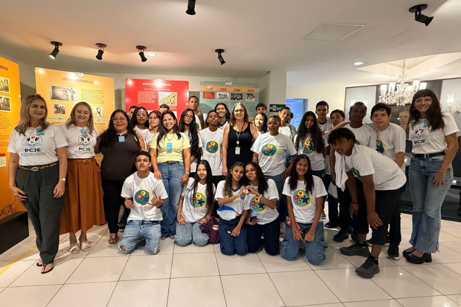 Alunos exploram o acervo do memorial da Justiça do Trabalho durante atividade guiada, que uniu aprendizado histórico e reflexão sobre direitos e cidadania.