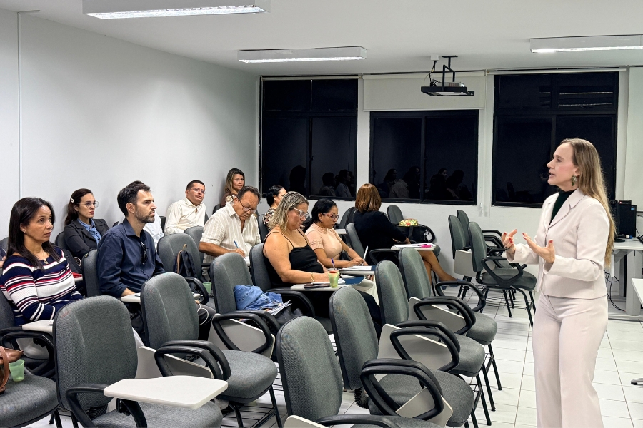 Participantes do curso de Facilitadores em Justiça Restaurativa durante atividades práticas.