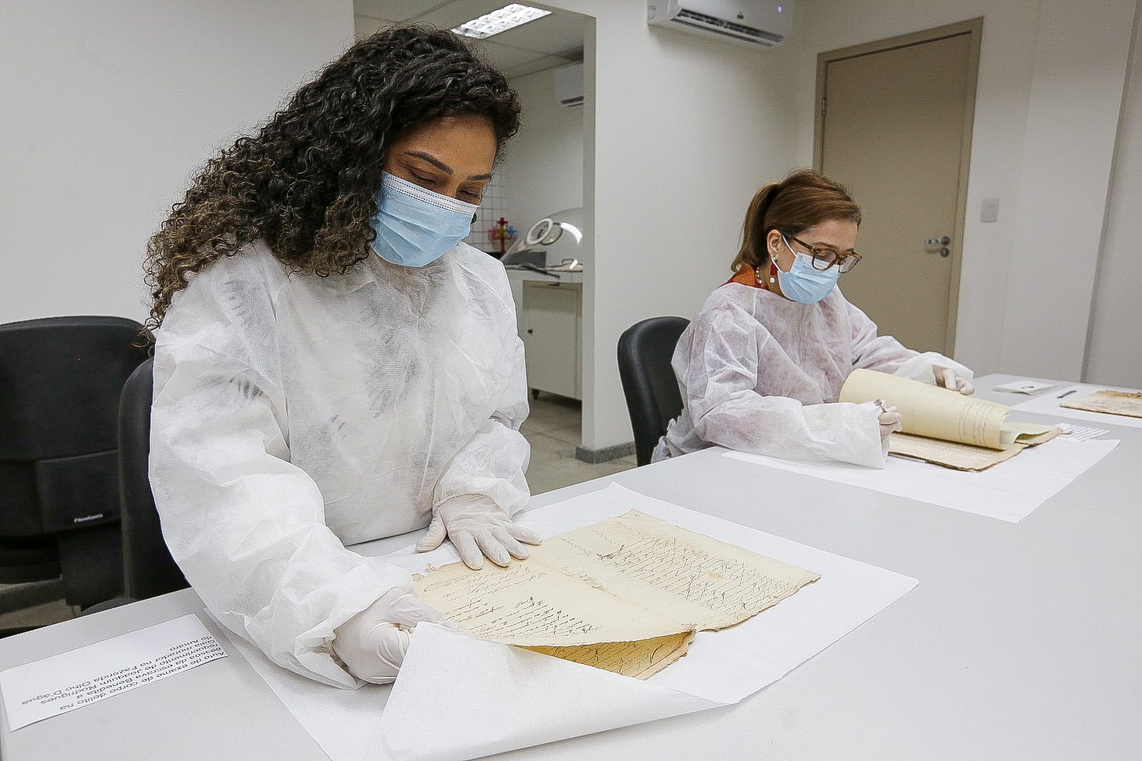 Historiadoras Mariana Marques e Hilda Monte analisam documentos que remetem ao período da escravidão em Alagoas.