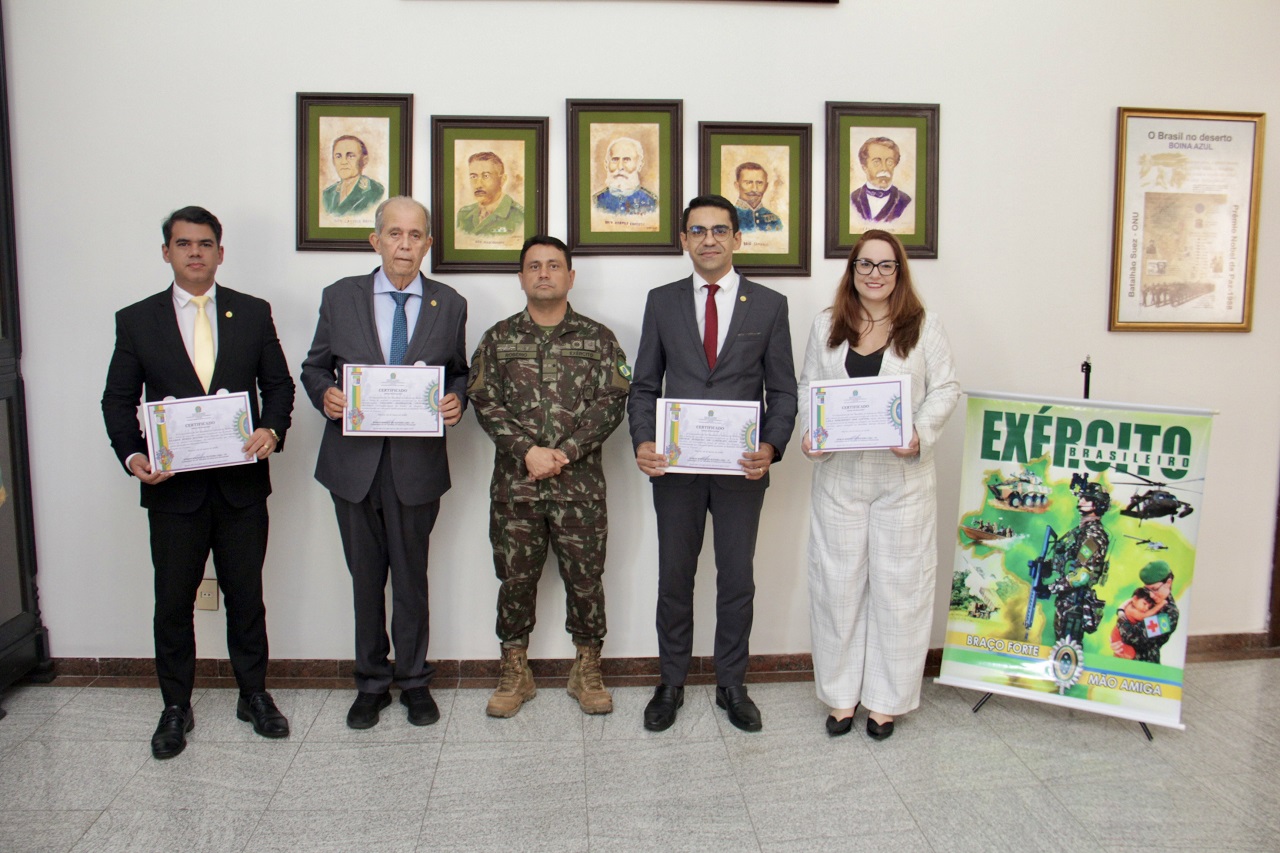 Homenagem expressa agradecimento por cooperação institucional. Foto