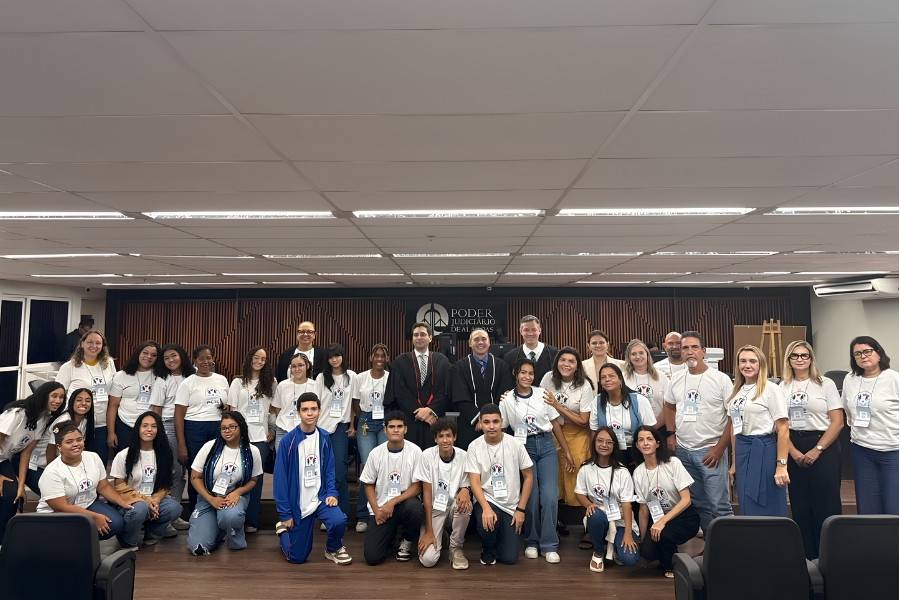 Projeto Jovem Juiz leva estudantes para acompanhar sessão do Tribunal do Júri em Maceió