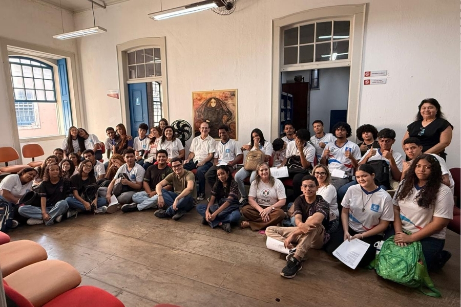 Alunos participaram de uma oficina de poesia com o escritor Ricardo Cabus, em ação do Programa Cidadania e Justiça na Escola.