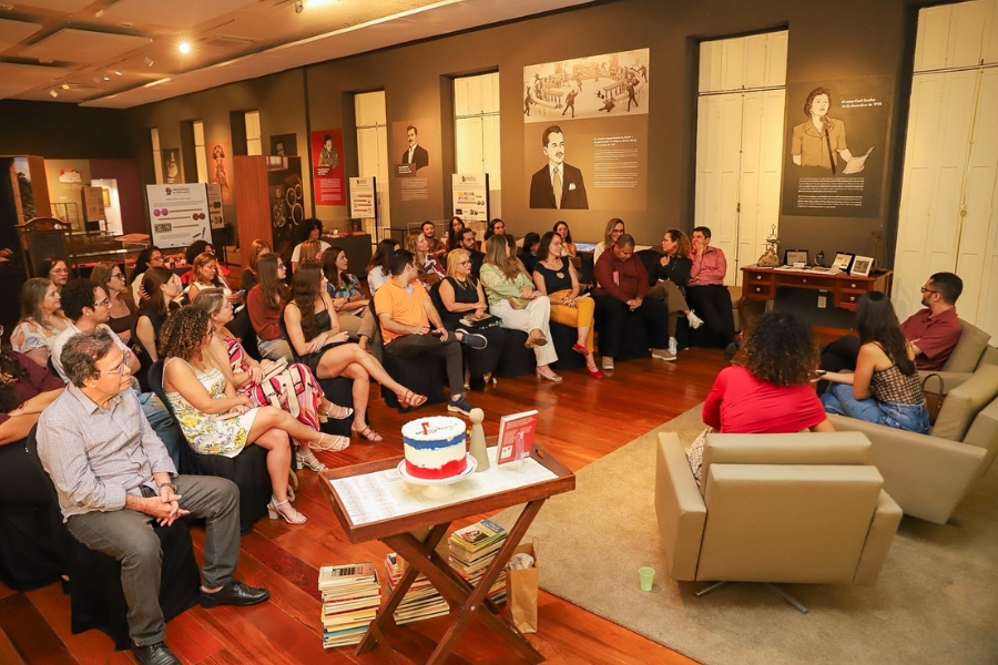 Magistrados e servidores do TJAL celebraram os sete anos do Clube do Livro em encontro com a escritora Aline Bei.