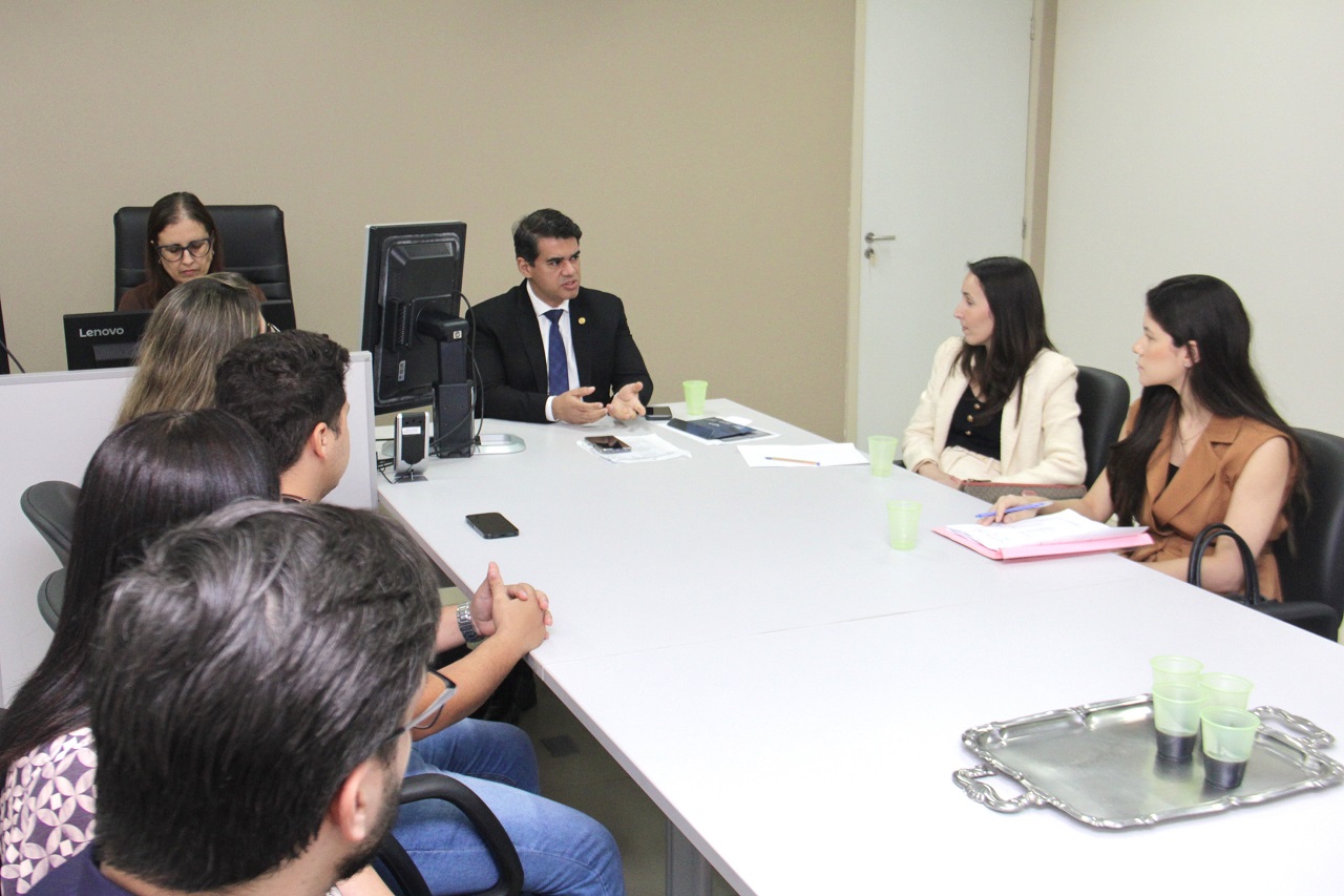 Juiz Kleber Borba, em diálogo com a magistrada Bruna Mendes e servidores. Foto