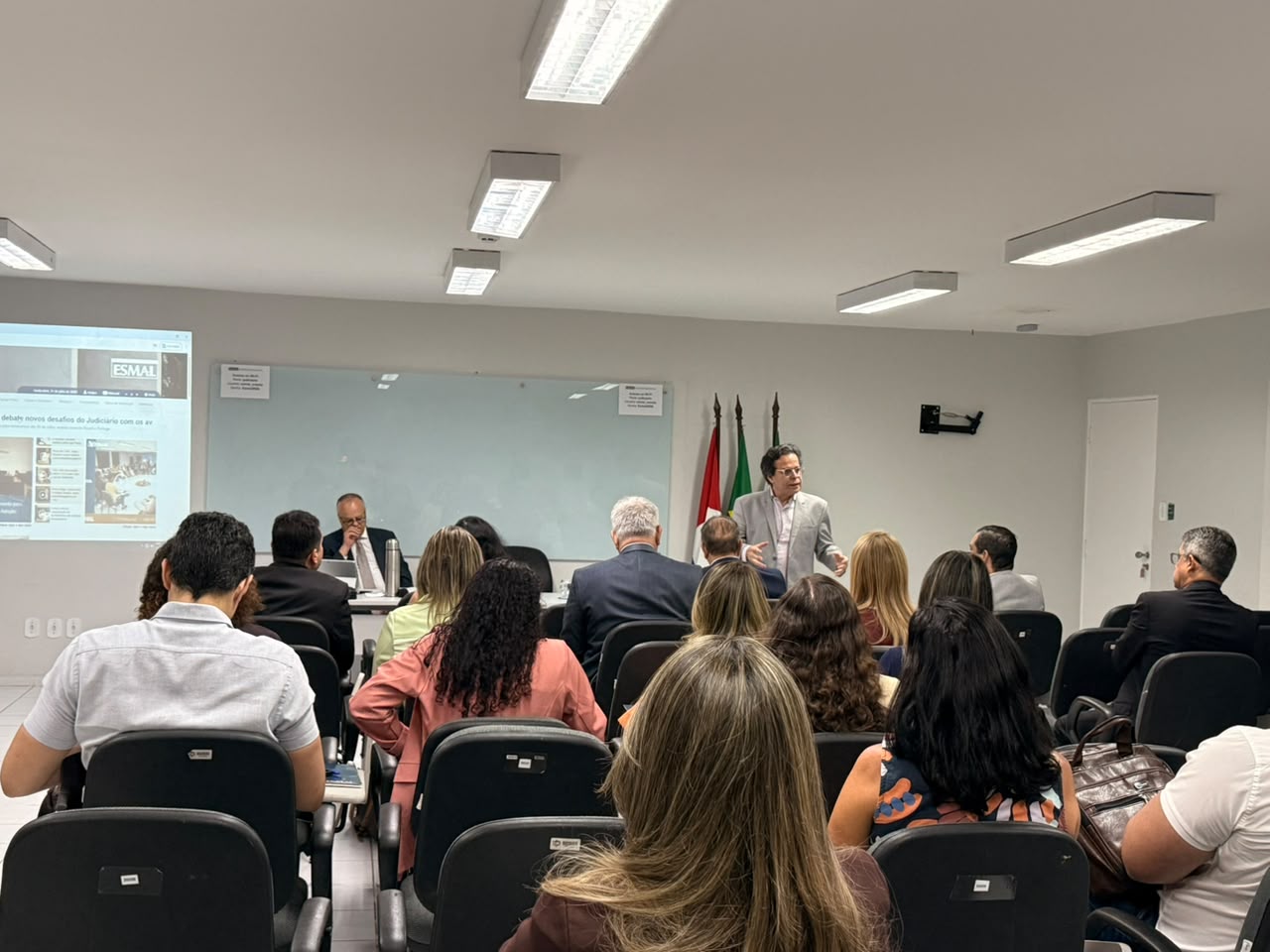 Diretor-geral da Esmal, desembargador Tutmés Airan esteve presente na aula inaugural do evento