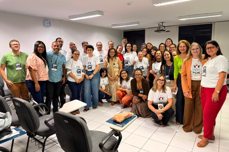 Cerca de 30 profissionais das escolas contempladas pelo PCJE participaram do curso