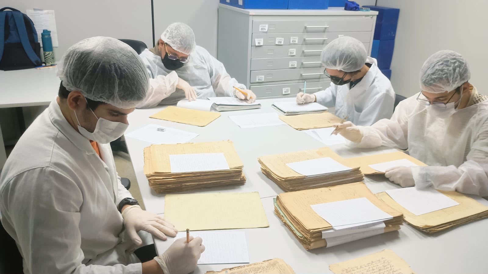 Estudantes de História participam de atividades de indexação no Arquivo Judiciário.