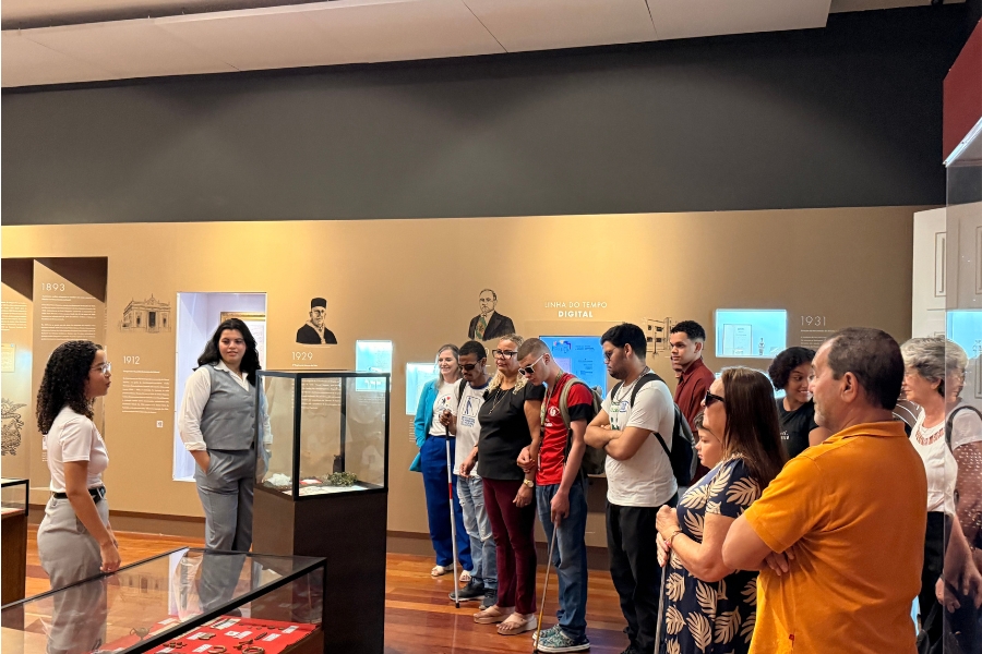 Estudantes da Escola Cyro Accioly durante visita ao Centro de Cultura e Memória do Tribunal de Justiça de Alagoas