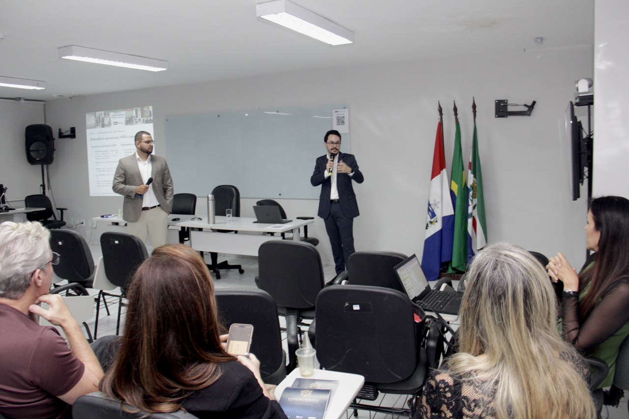 Juan Wesley dos Santos, engenheiro de Software, e Jonathan Araújo,  do TJAL. Foto