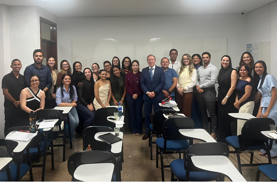 Juiz Anderson Passos ministra curso para assessores de juízes do Poder Judiciário.