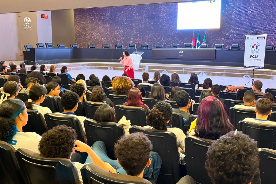 Palestra contou com cerca de 250 estudantes de escolas públicas de Maceió.